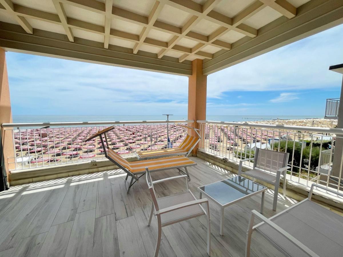 Seafront Lovely Penthouse Flat With Pool Lido di Jesolo